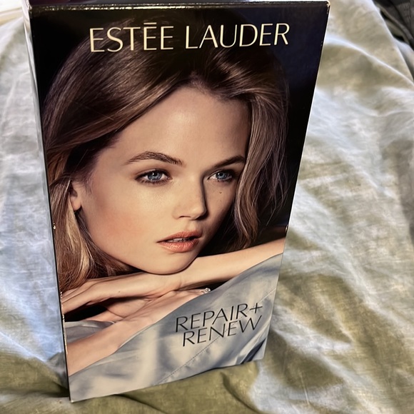 Estee Lauder Accessories - Estee Lauder NEW Repair Renew gift set